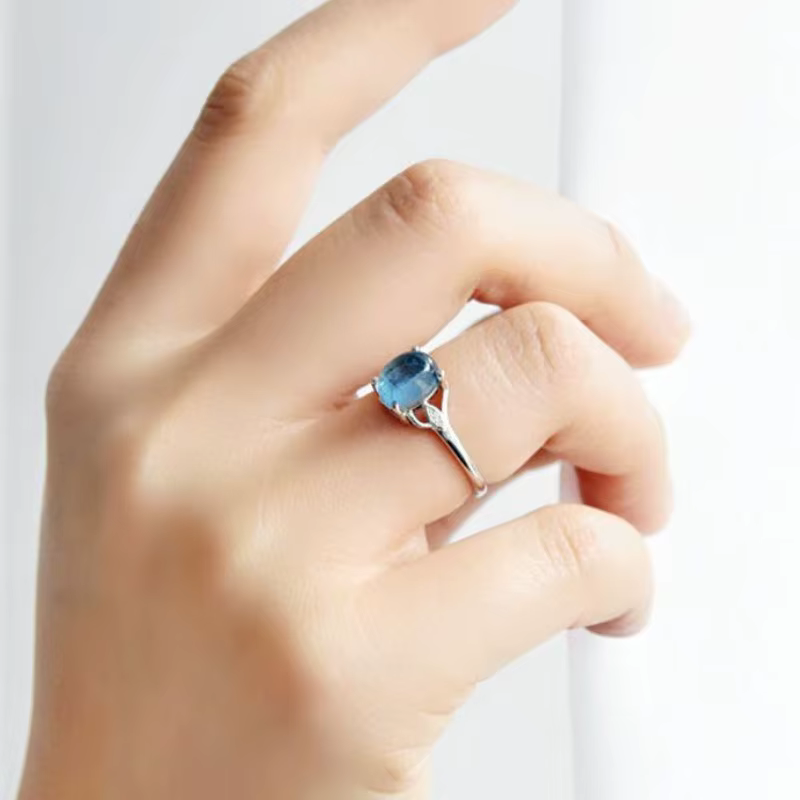 Bague en pierre précieuse aigue-marine pour femme