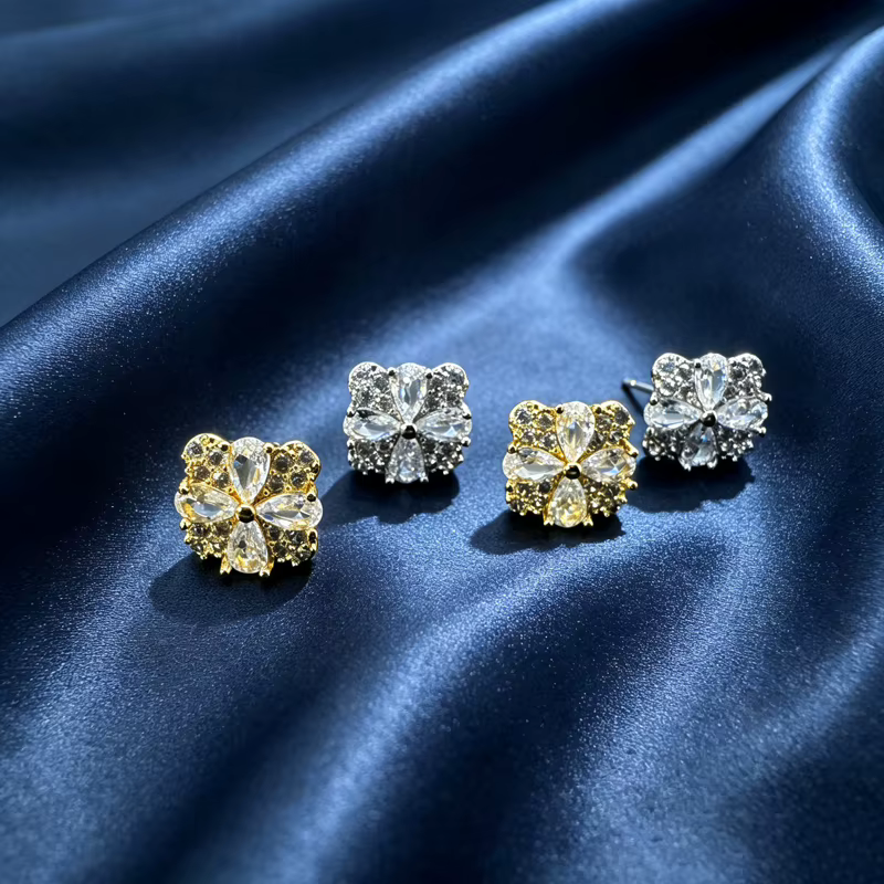 Boucles d'oreilles clous fleur scintillantes en CZ