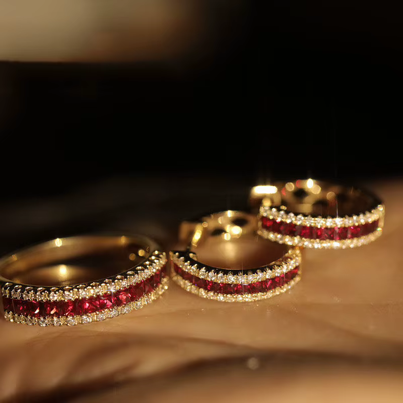 Boucles d'oreilles exquises en argent incrusté de rubis pour femmes