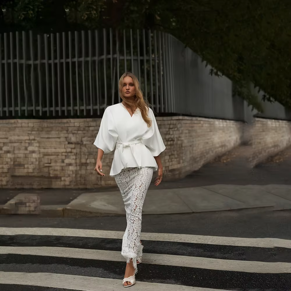 Ensemble deux pièces féminin élégant blanc blouse manches chauve-souris peplum jupe dentelle fente arrière tenue invité