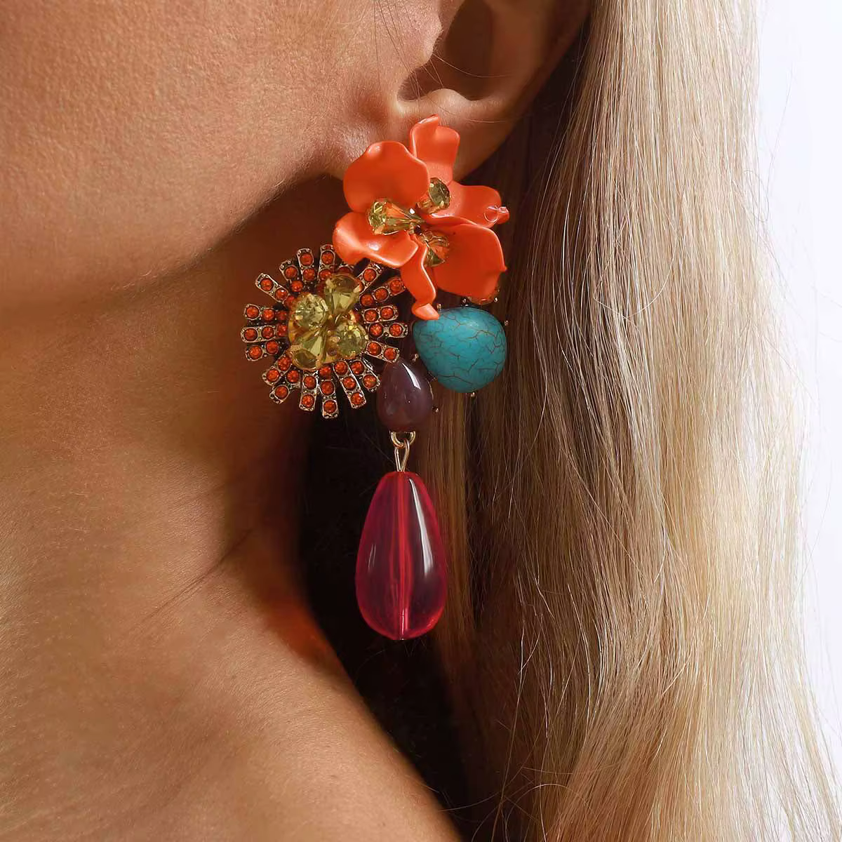 Boucles d'oreilles florales incrustées de diamants
