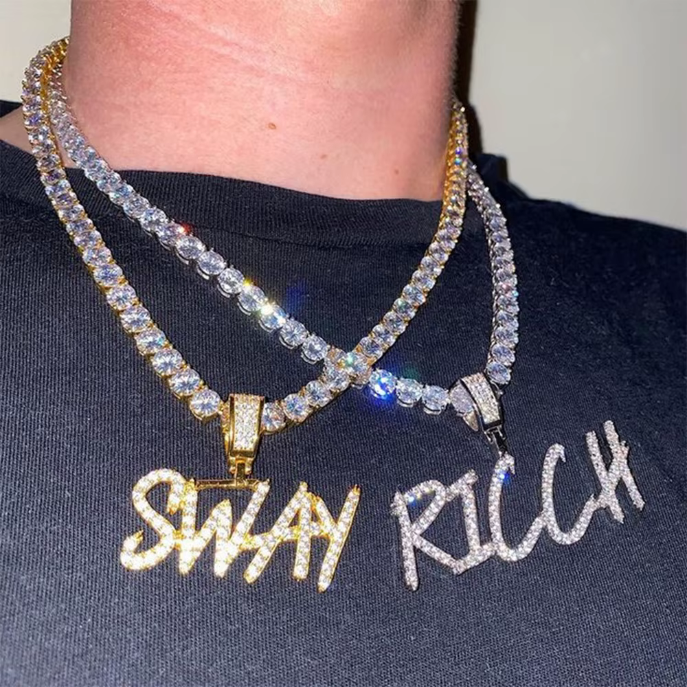 Collier avec pendentif en forme de lettre en petite police personnalisée