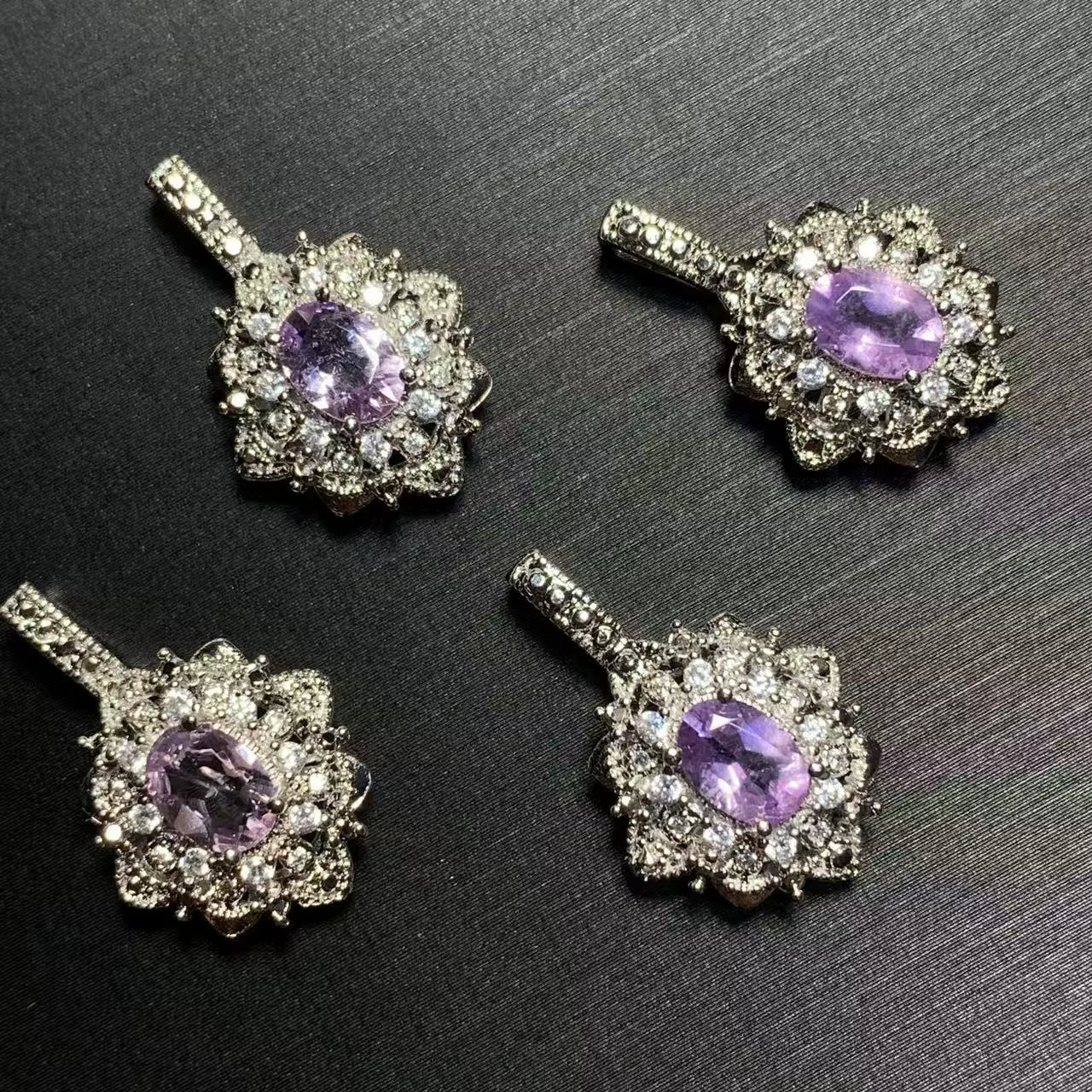 Collier pendentif ovale en améthyste naturelle