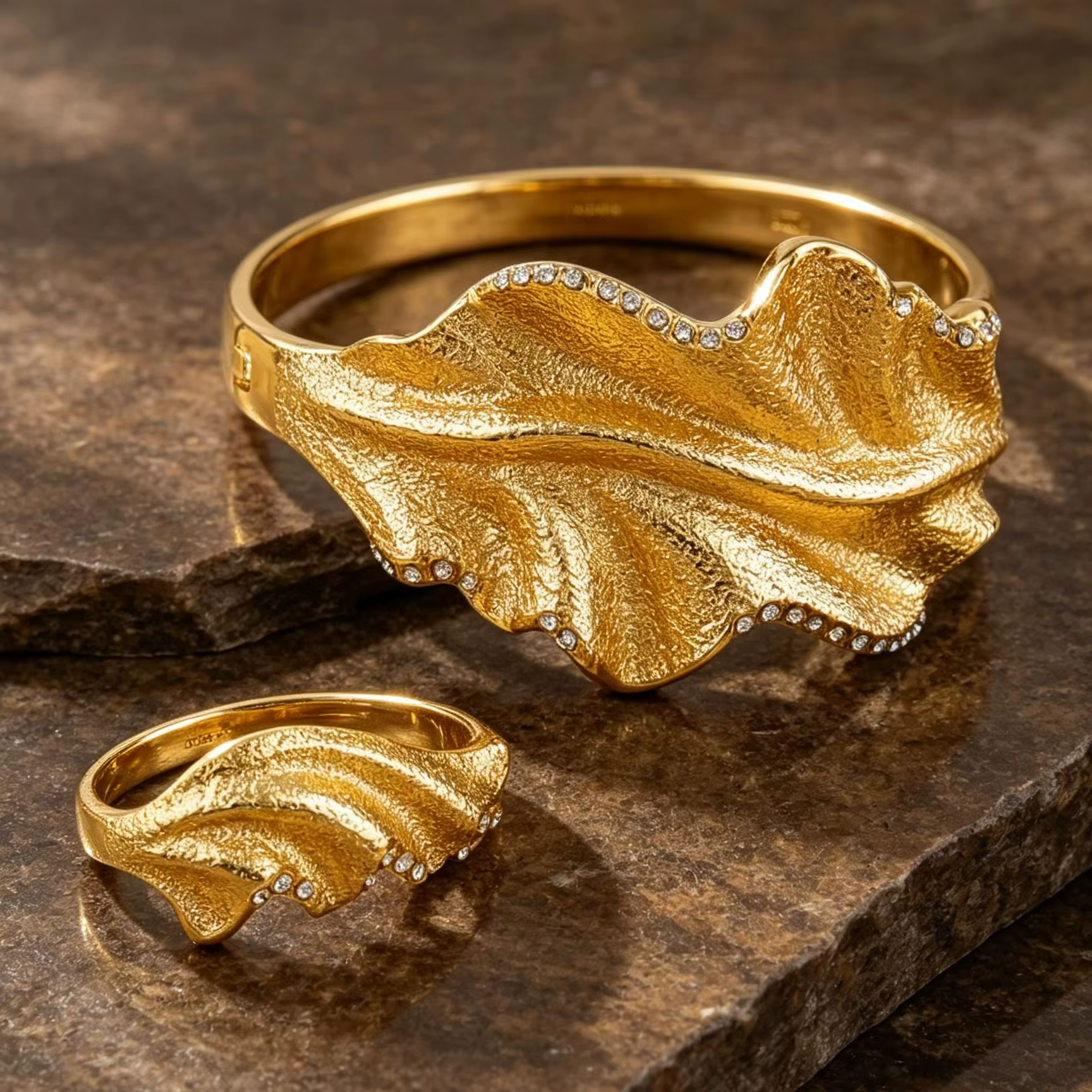 Ensemble de bijoux luxueux en alliage de cuivre, comprenant un bracelet et une bague gravés en forme de grande feuille, idéal comme cadeau de mode pour les fêtes d'anniversaire.