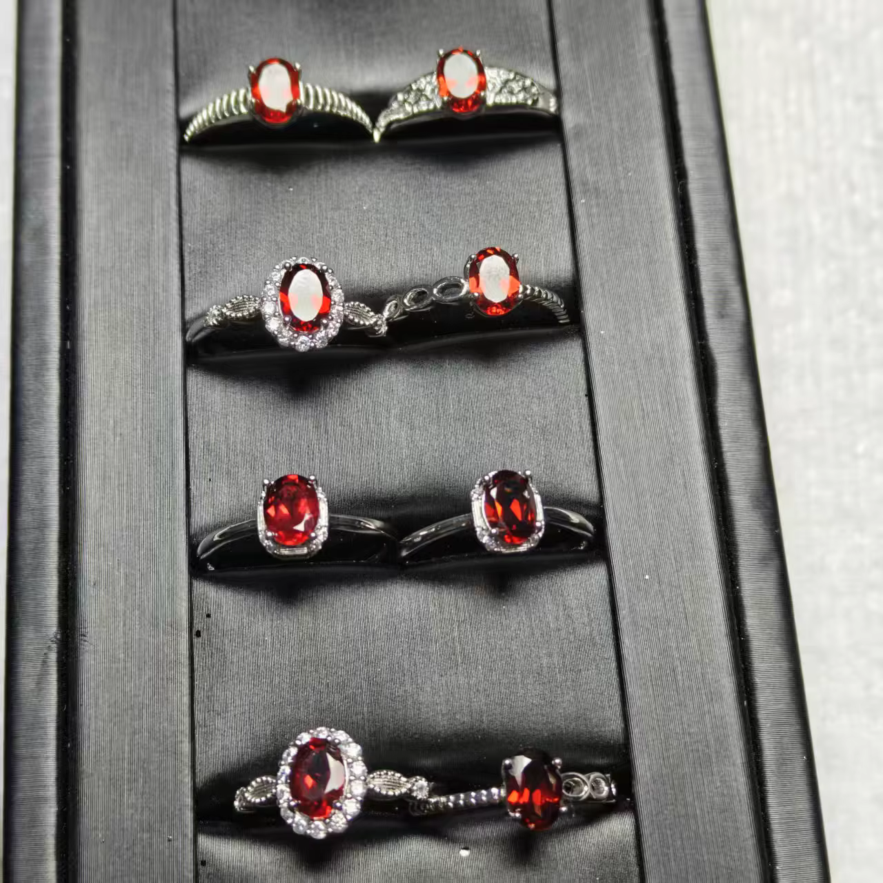 Naturel Nouveau grenat rouge ovale à facettes divers types Conception de bague Tendance et polyvalente Simple