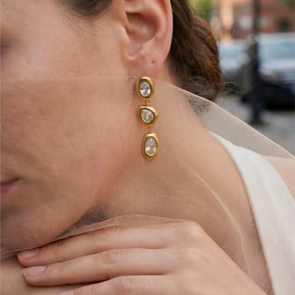 Boucles d'oreilles pendantes triple zircon cubique CZ plaquées or 18 carats