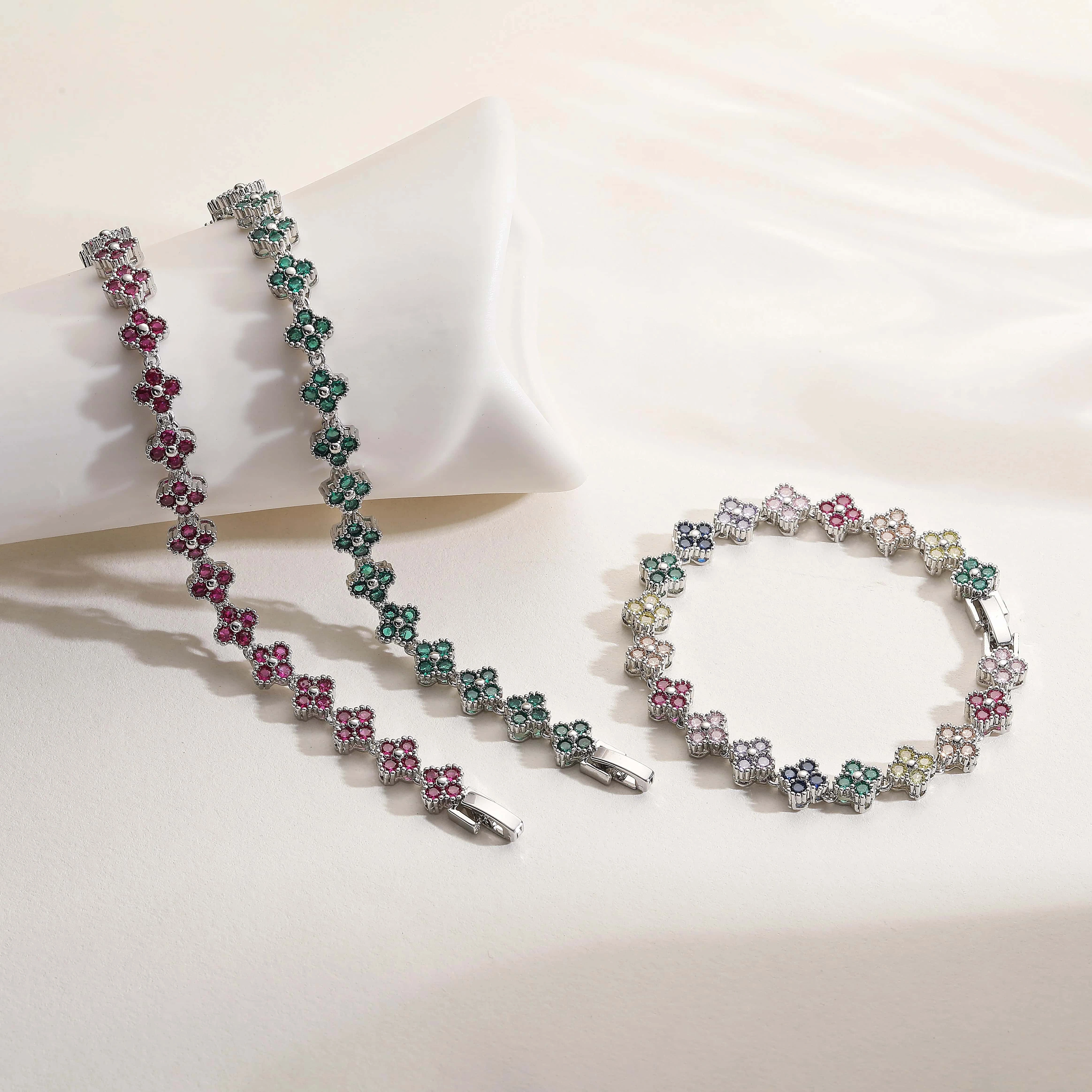 Bijou de mode rétro en laiton plaqué or 18 carats avec motif floral et zircone cubique blanche
