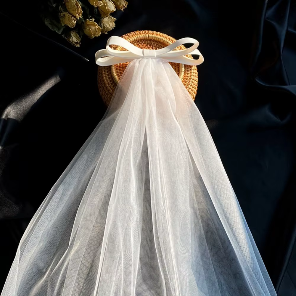 Voile de mariée délicat multicouche en gaze courte blanche avec pince à cheveux en dentelle de tulle et nœud perlé