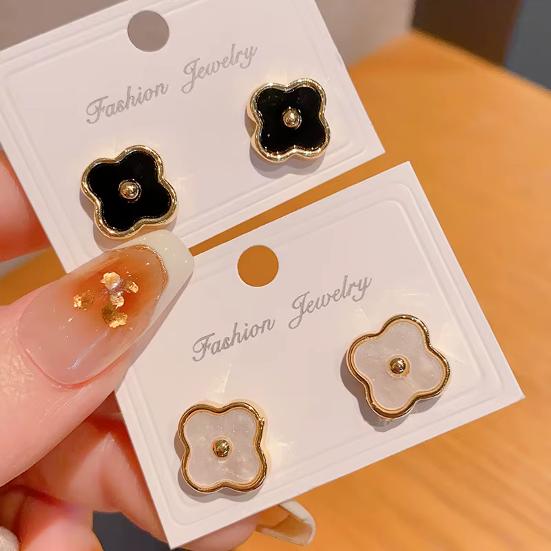Boucles d'oreilles clous trèfle en laiton et nacre pour usage quotidien
