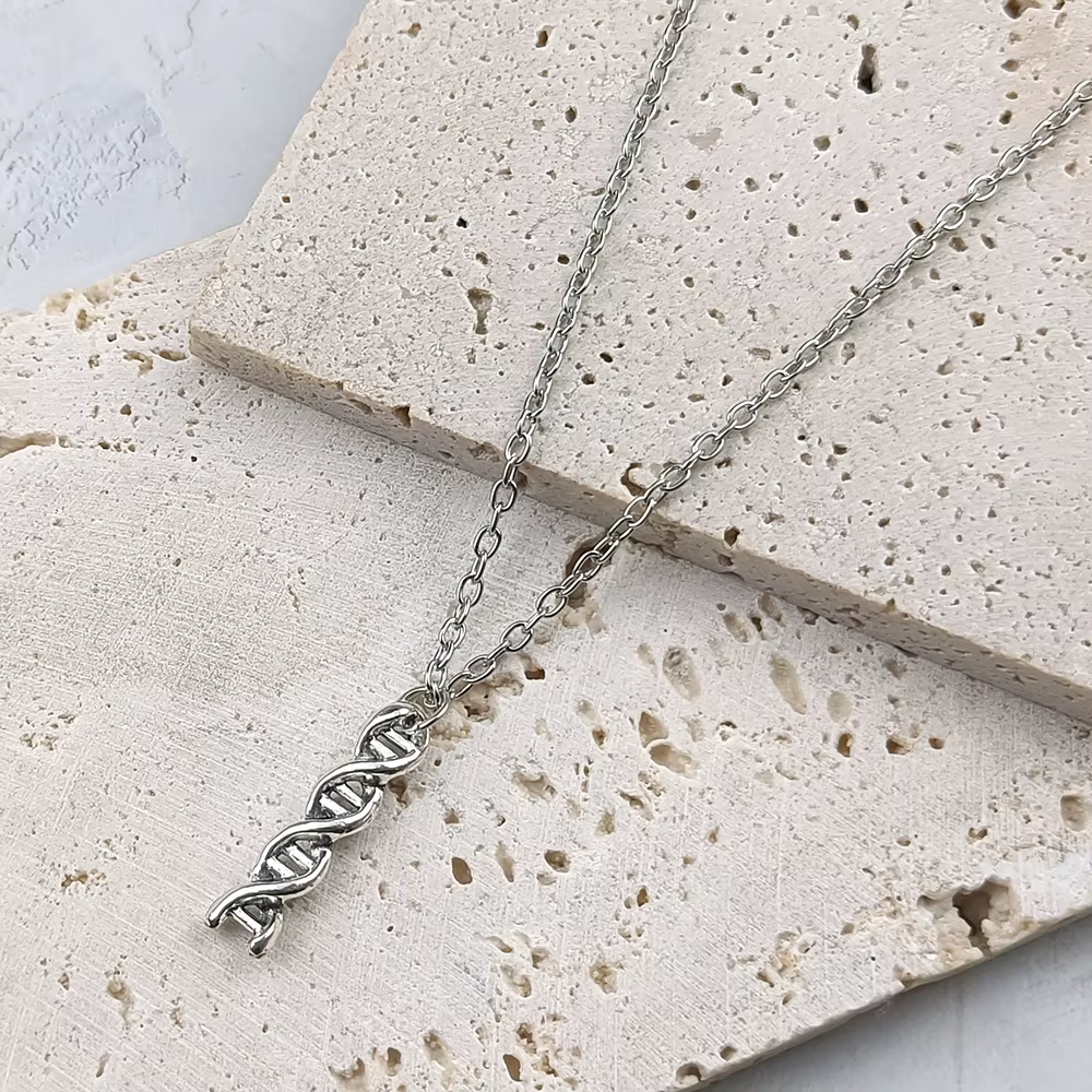 Collier minimaliste en argent avec double hélice ADN