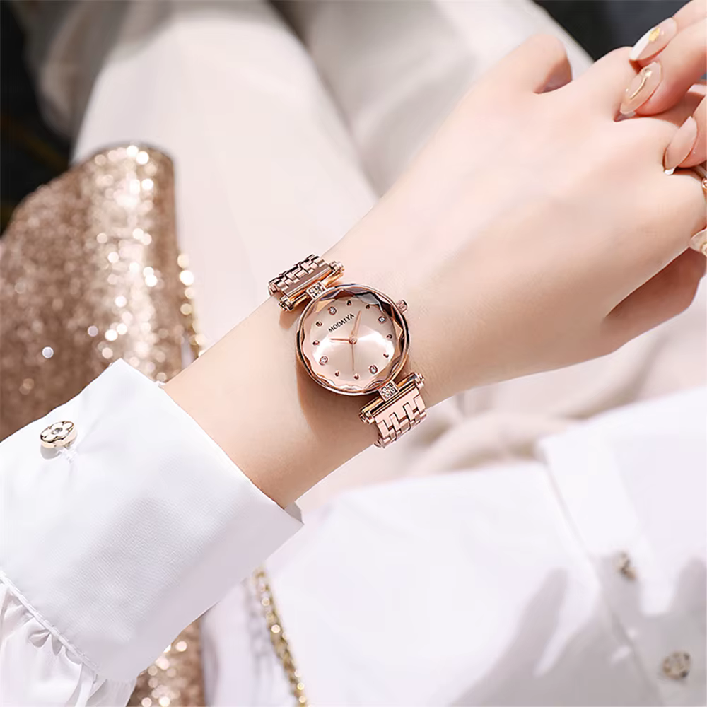 Montre à quartz en alliage avec diamants de marque 2022 de luxe raffinée pour les dames