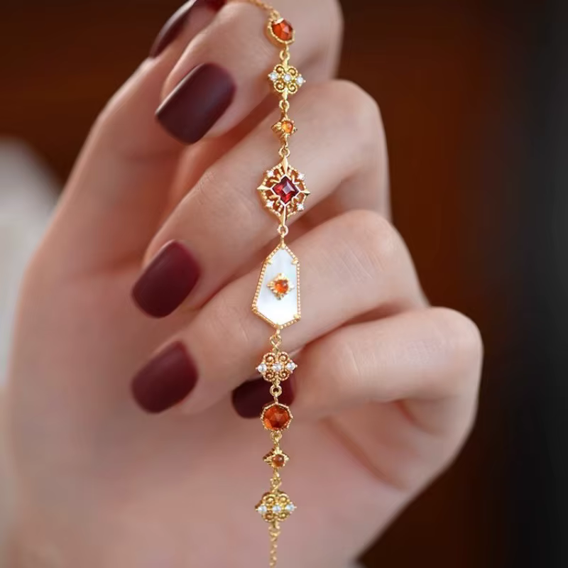 Bracelet en rubis incrusté de style palais rétro pour femmes