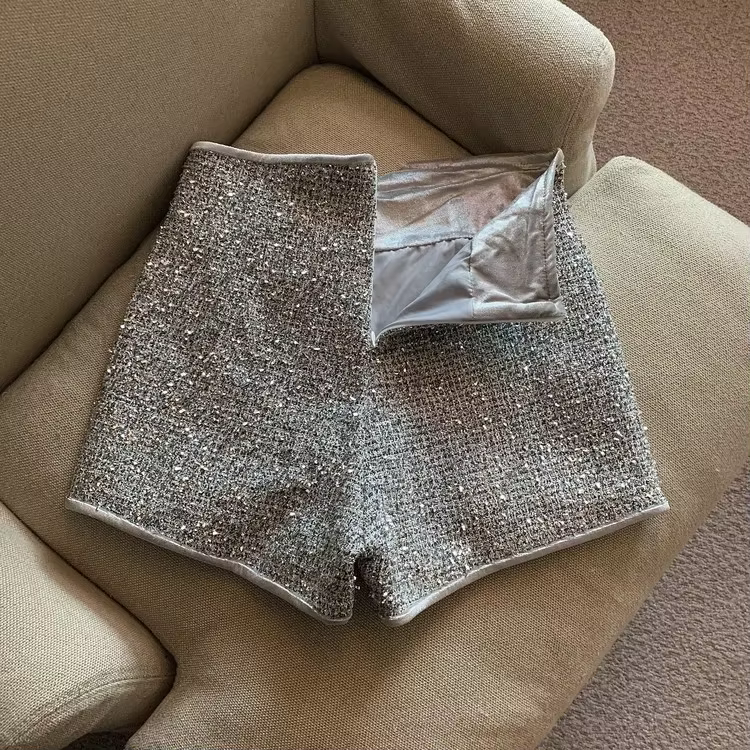 Short taille haute à paillettes argentées pour femmes