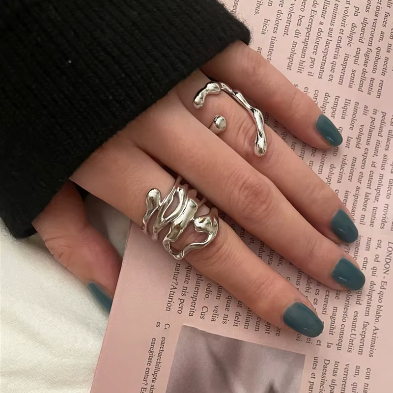 Nouveauté 2026 – Bague large irrégulière ajourée couleur argent pour femme