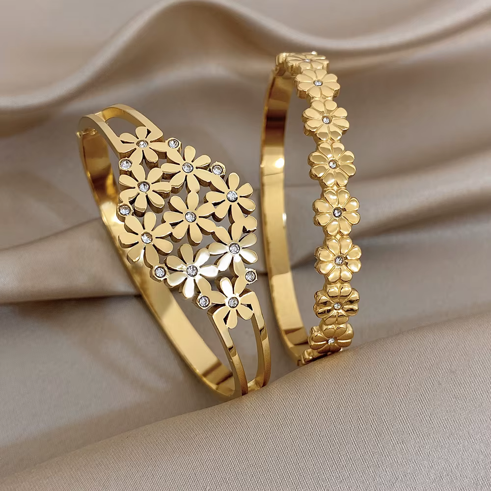 Bracelet manchette AENSOA avec grappe de fleurs incrustées de strass