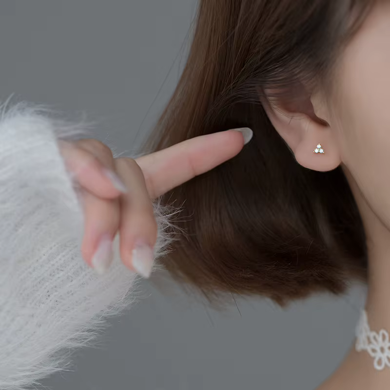 Mini boucles d'oreilles trèfle en cristal incrusté pour femmes