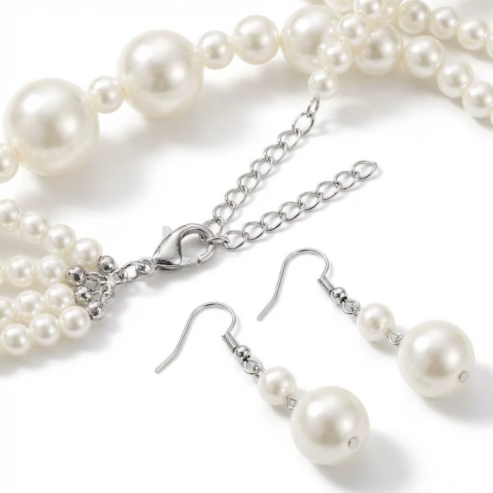 Collier élégant en fausses perles