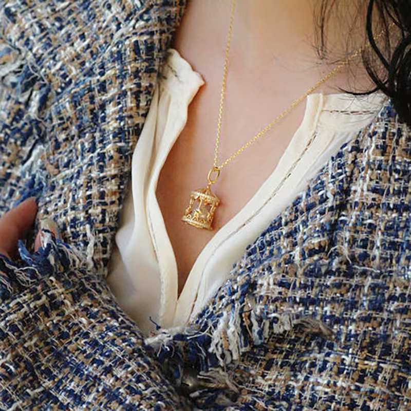 Collier Pendentif Perle Carrousel ENSHIR pour Femme – Design Unique et Charmant