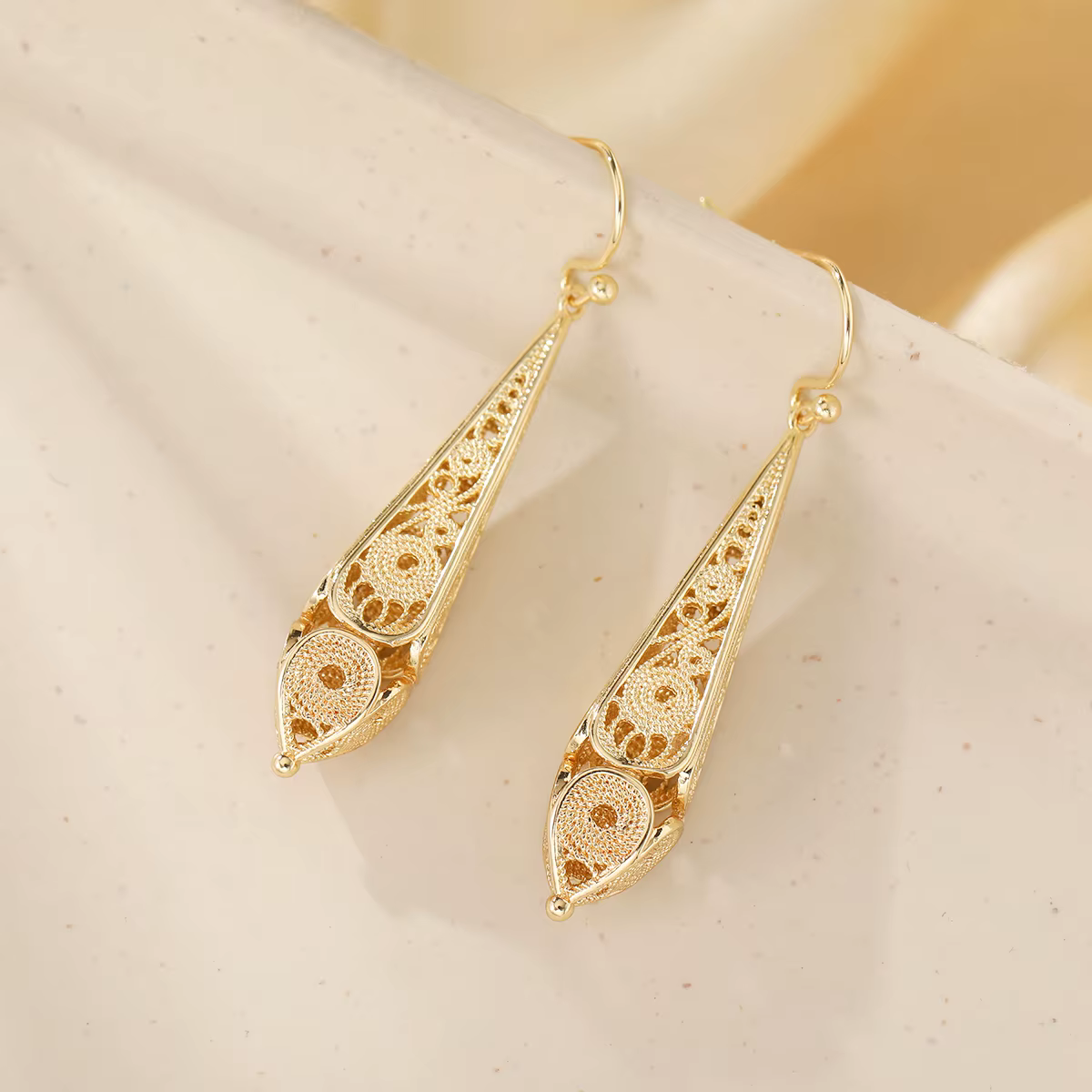 Boucles d'oreilles exquises en fil creux