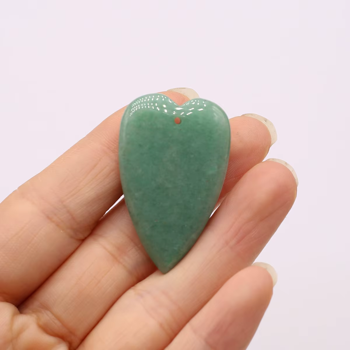 Pendentif en pierre précieuse d'amour naturel
