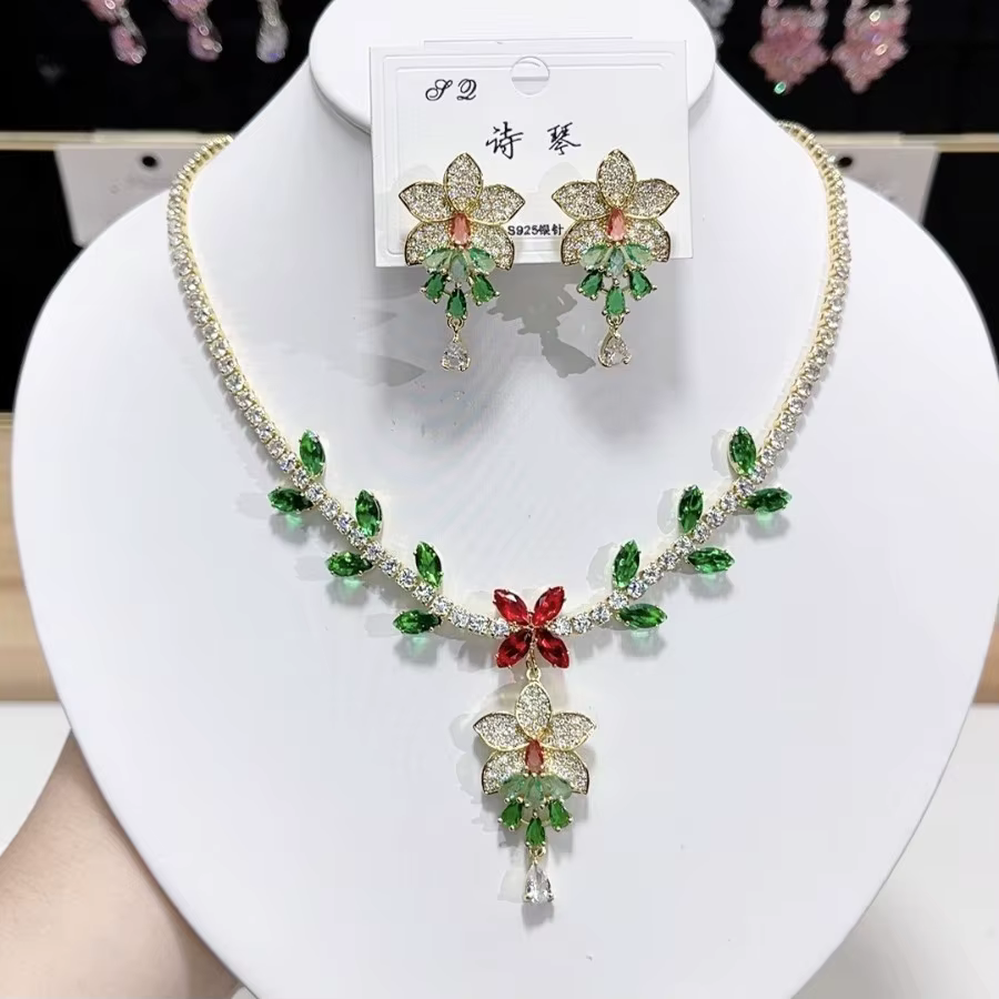 Nouvelle Collection : Collier Cœur Fleur en Zircon avec Boucles d'Oreilles à Pompon Assorties
