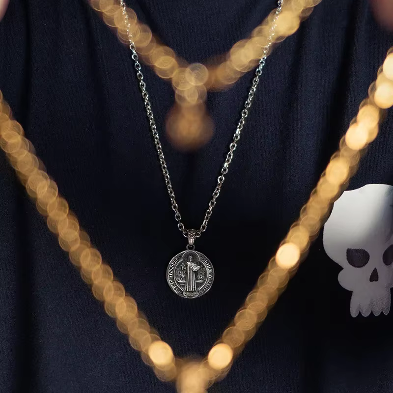 Collier Religieux Vintage en Titane et Acier