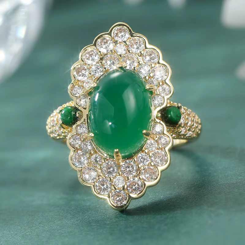 Bague classique pour femme incrustée de pierres vertes
