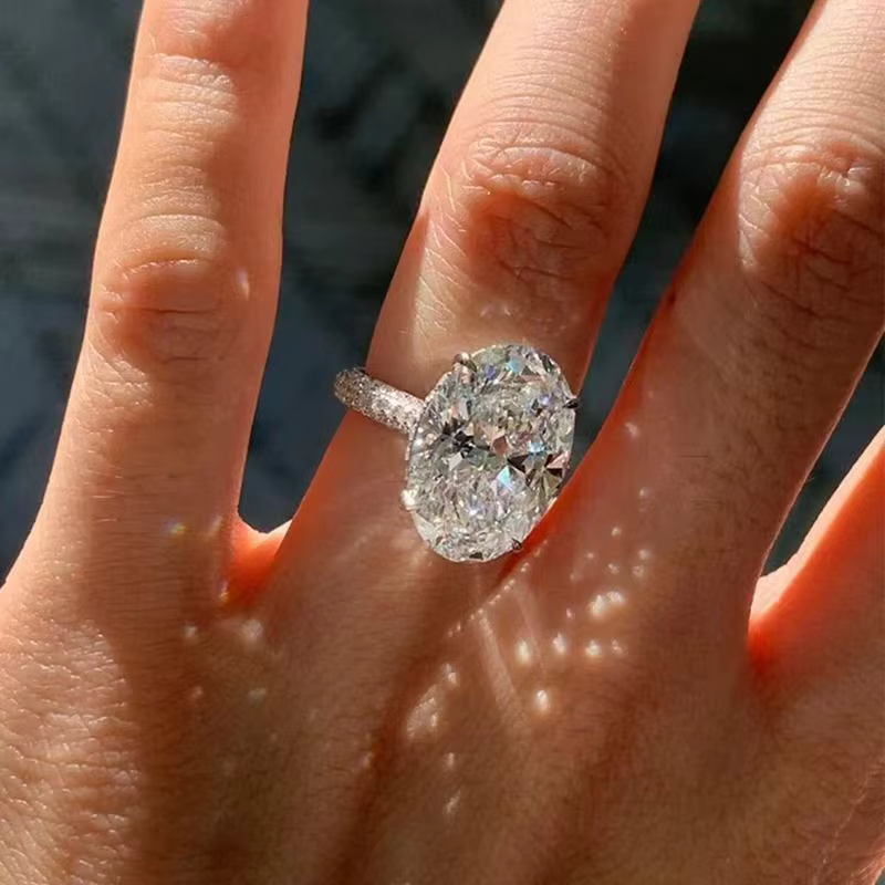 Bague de fiançailles pour femme avec diamant blanc taille ovale
