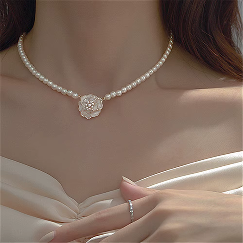 Collier avec pendentif en forme de fleur de camélia blanche pour femmes