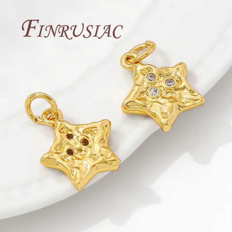 Breloques étoiles délicates plaquées or 18 carats