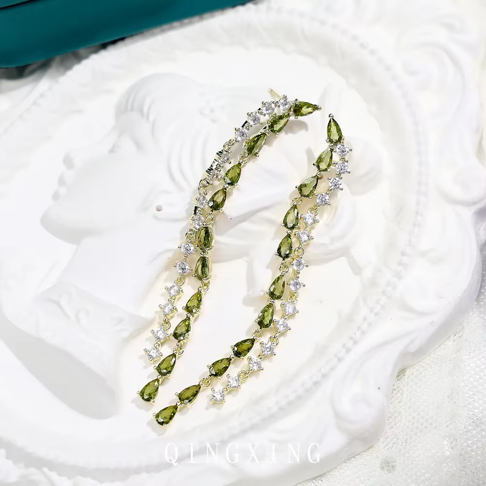 Boucles d'oreilles longues pampilles vert Olive en Zircon