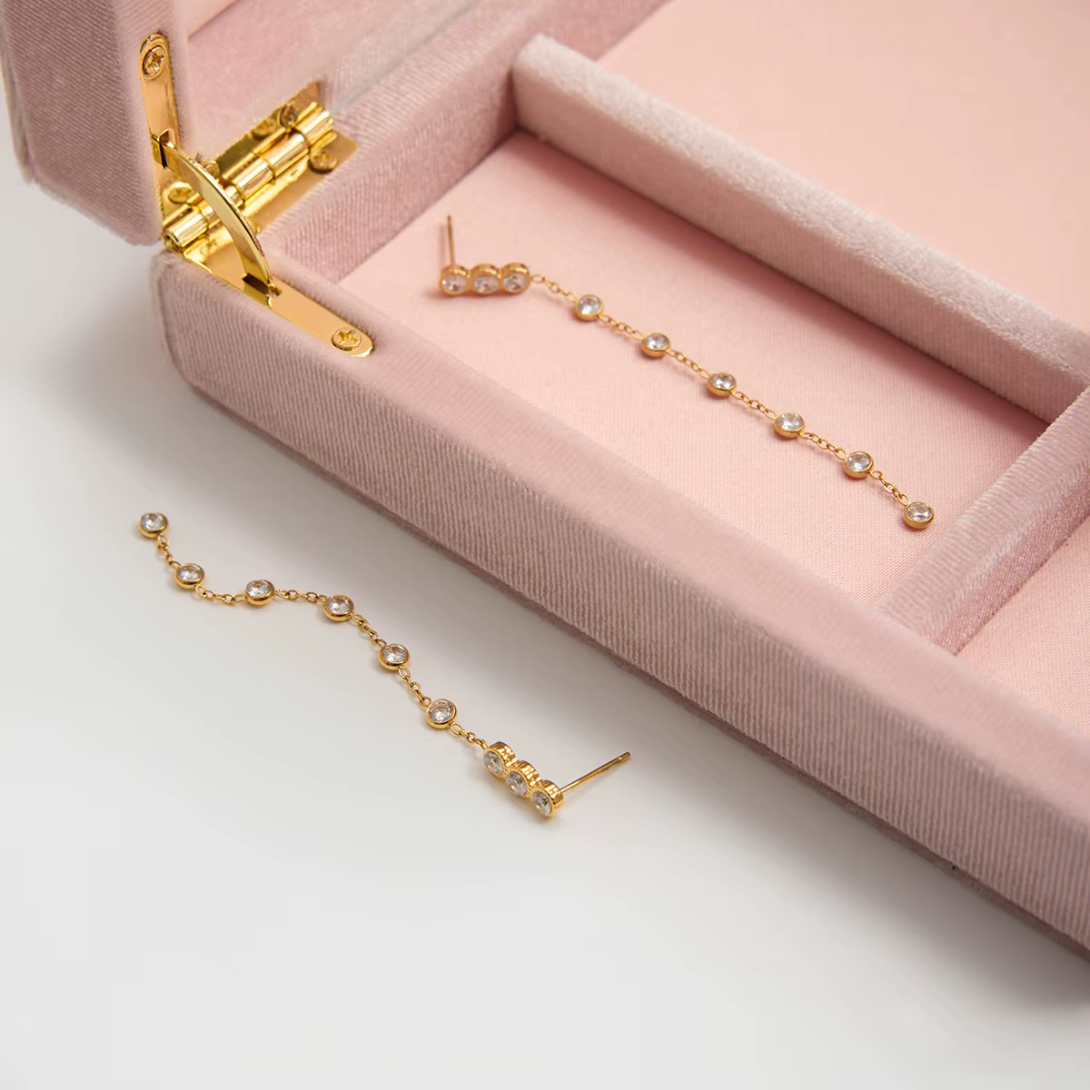 Zora minimaliste classique blanc rond Zircon gland boucles d'oreilles hypoallergénique 18K couleur or plaqué acier inoxydable bijoux pour femmes