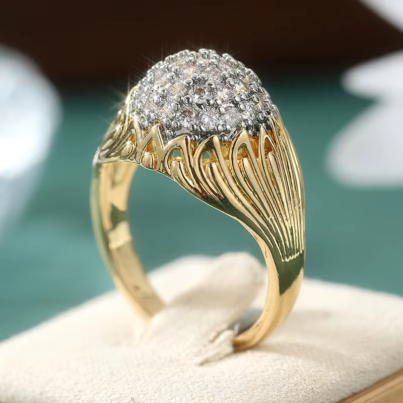 Bague plaquée or pour femme au design élégant avec zircone synthétique étincelante sertie à griffes – Bijou de mariage de luxe artisanal