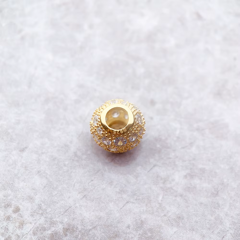 Perles dorées pavées écrasées