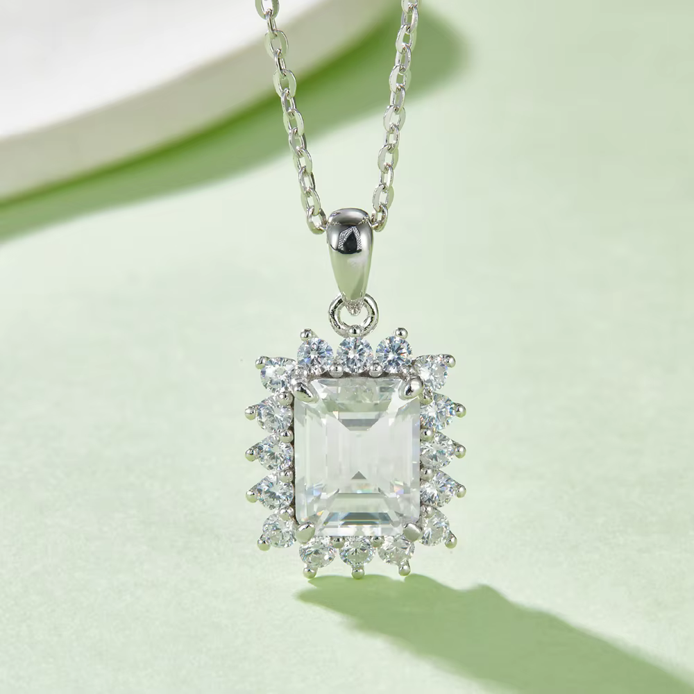 Pendentif en moissanite véritable Vinregem VVS 1 3EX couleur D taille émeraude 3 CT