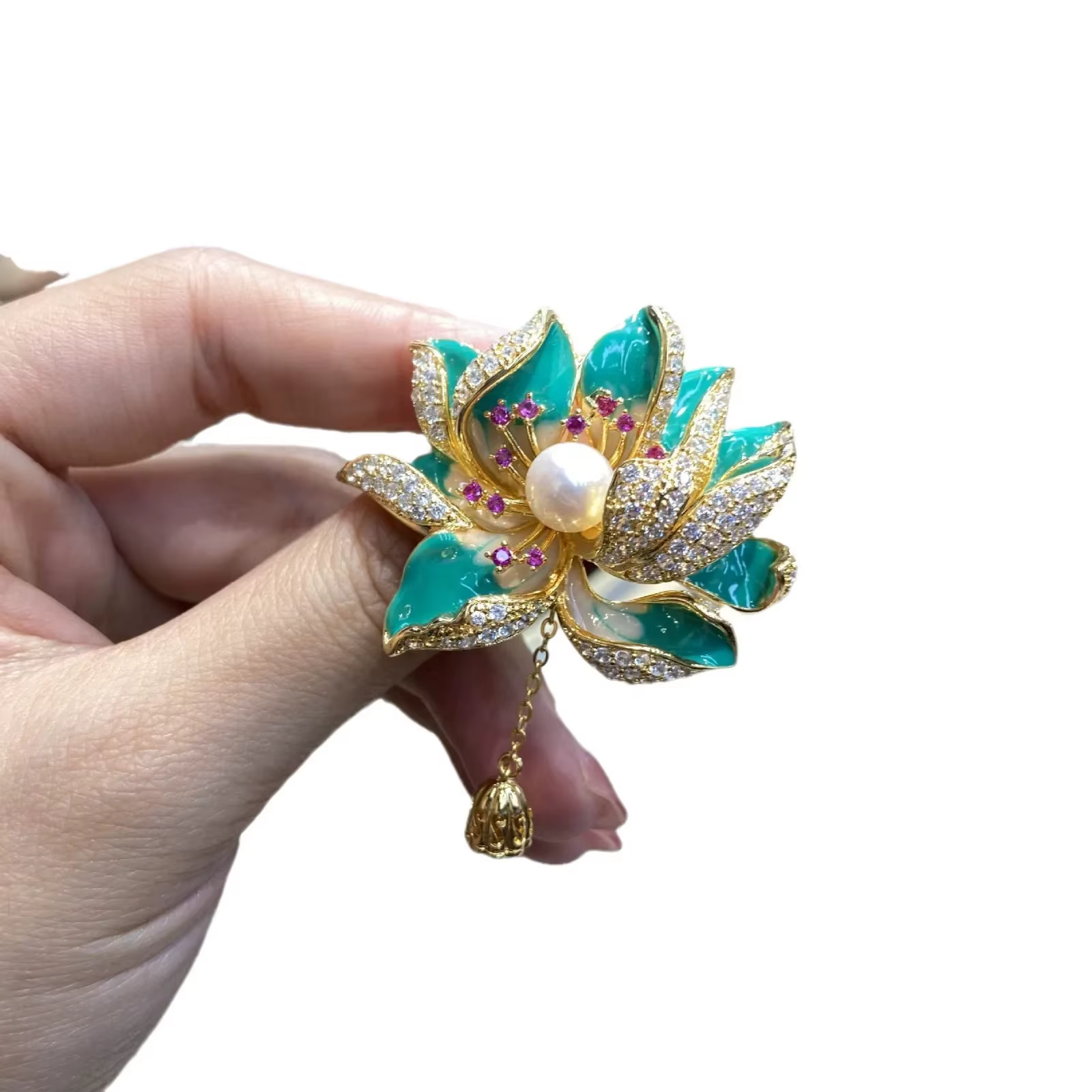 Broche en émail motif lotus
