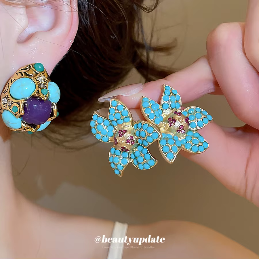 Boucles d'oreilles clous vintage en résine et cristal