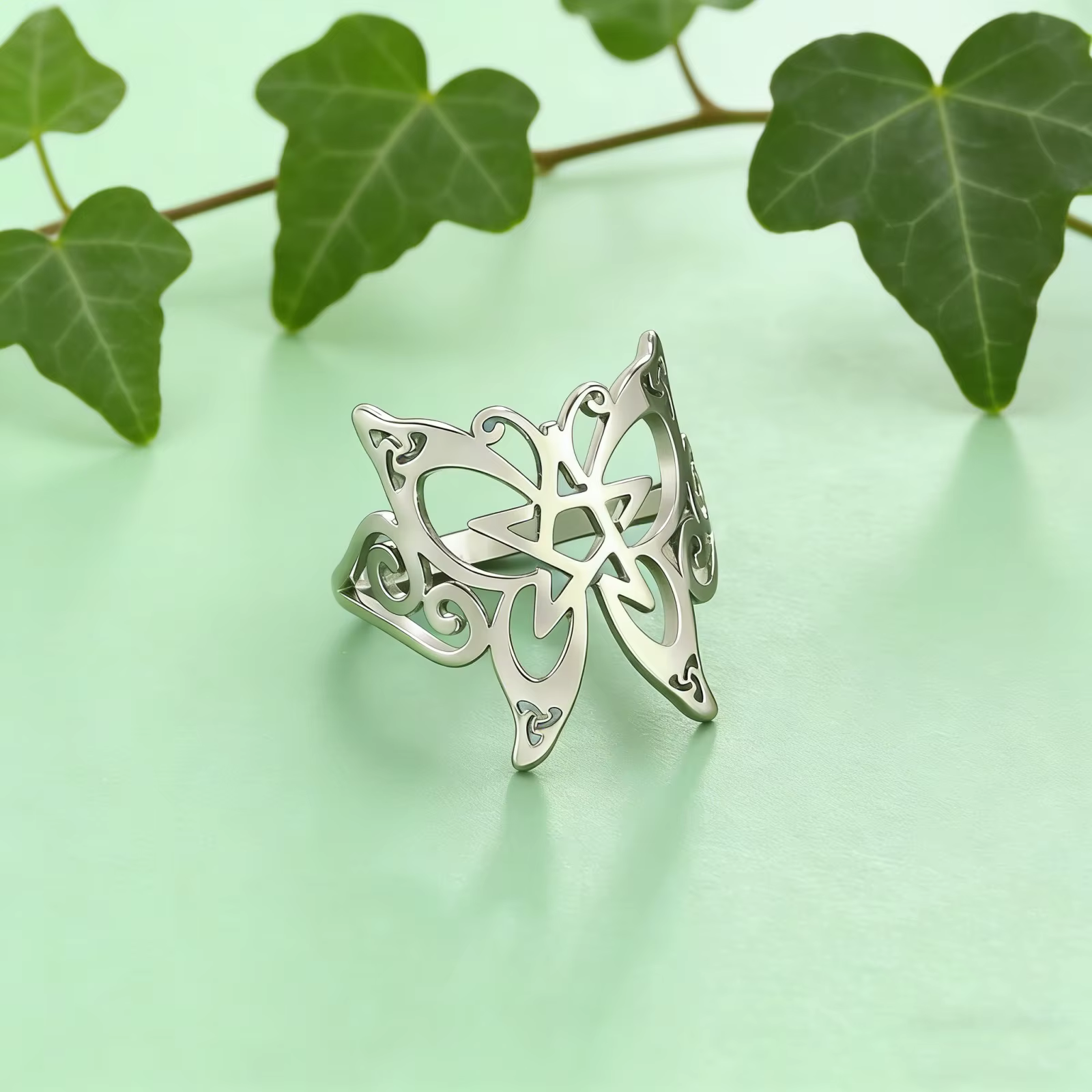 Bague papillon, amulette pentacle