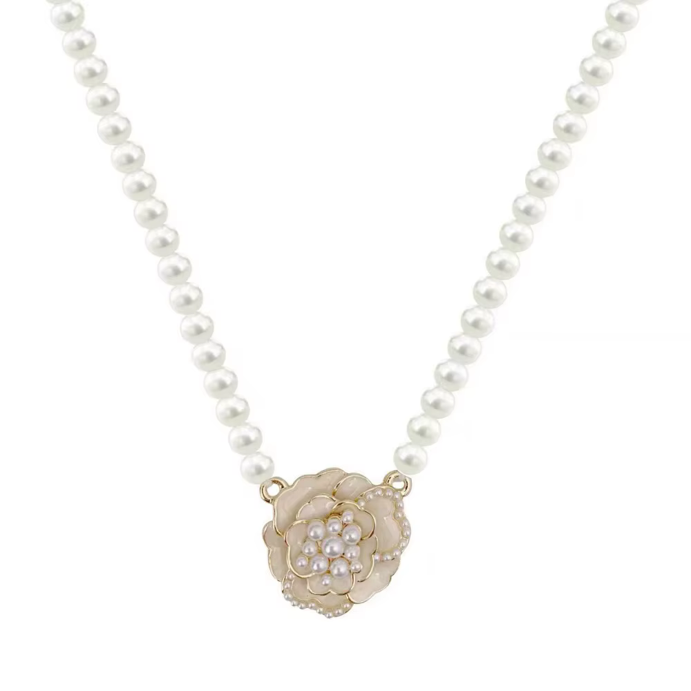 Collier avec pendentif en forme de fleur de camélia blanche pour femmes