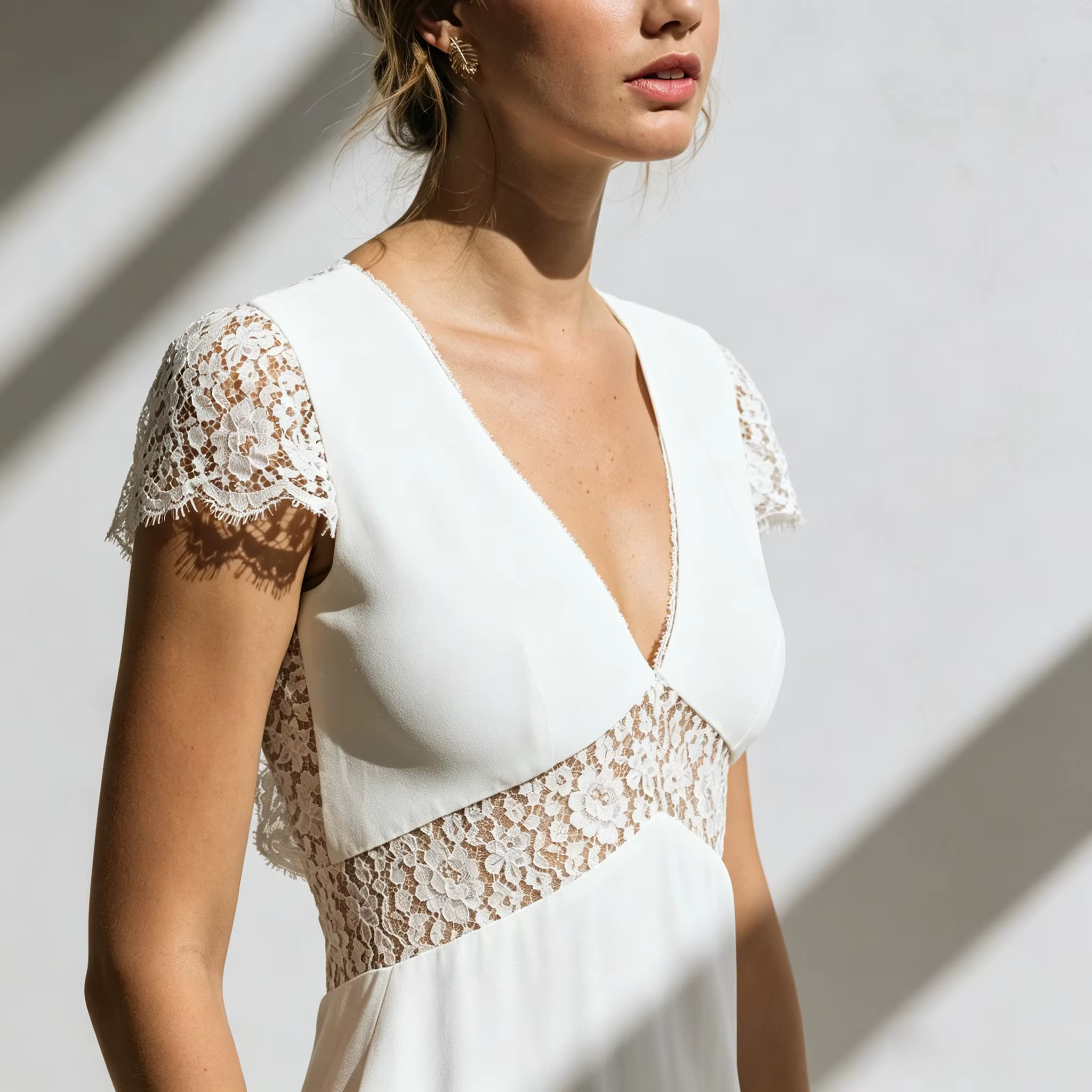Robe mariée sirène col V profond manches dentelle fleurie taille transparente dos découpé boutons mousseline douce