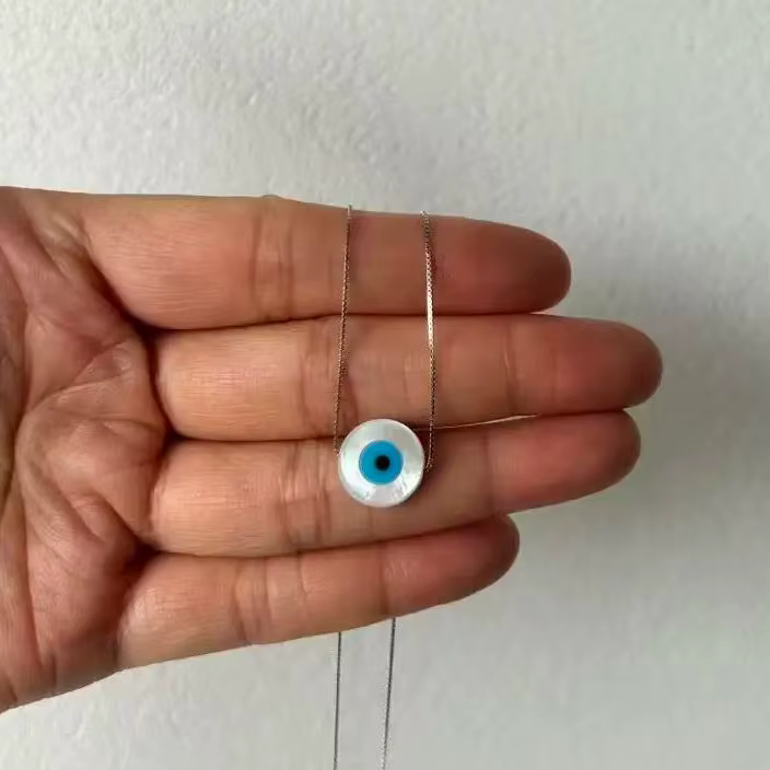 Collier ras-de-cou avec pendentif en coquille MOP œil de chat bleu