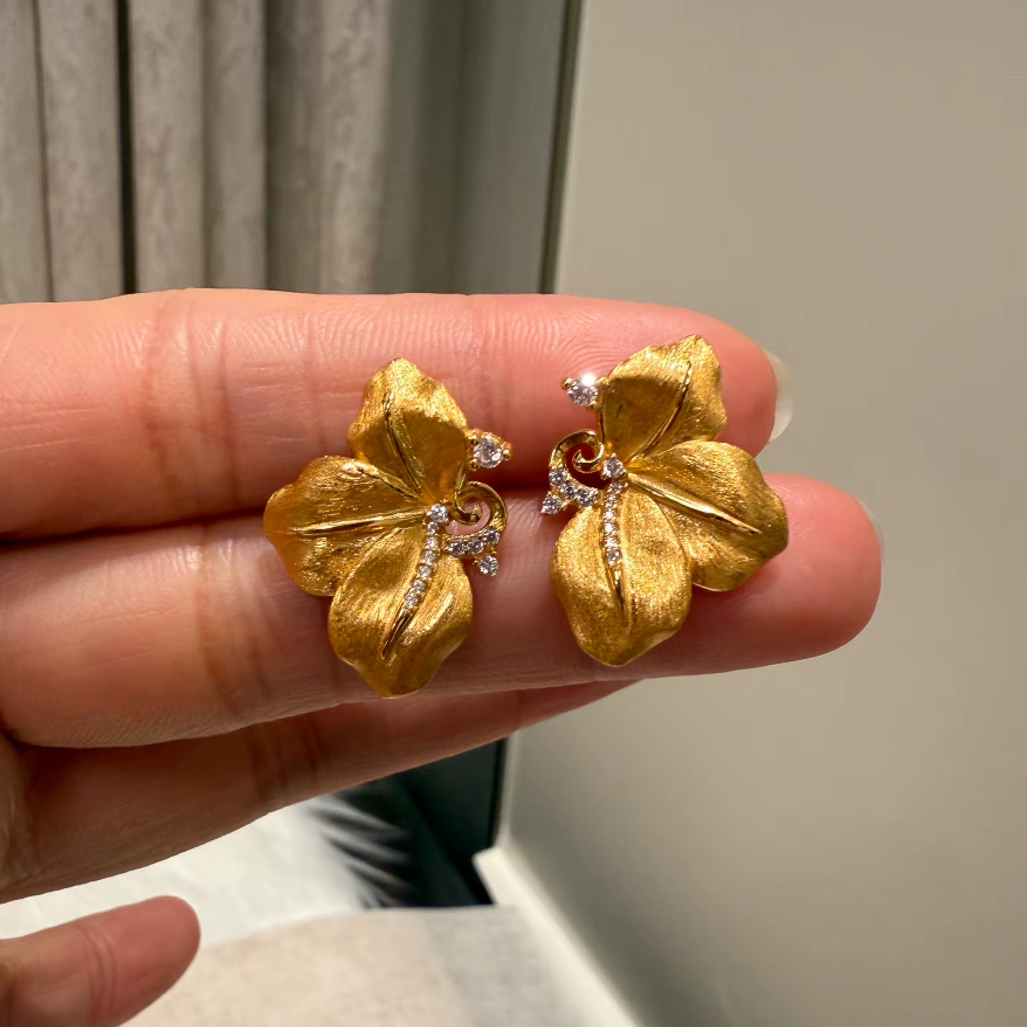 Boucles d'oreilles en forme de pétale incrusté de diamants artisanaux en or Antique pour femmes