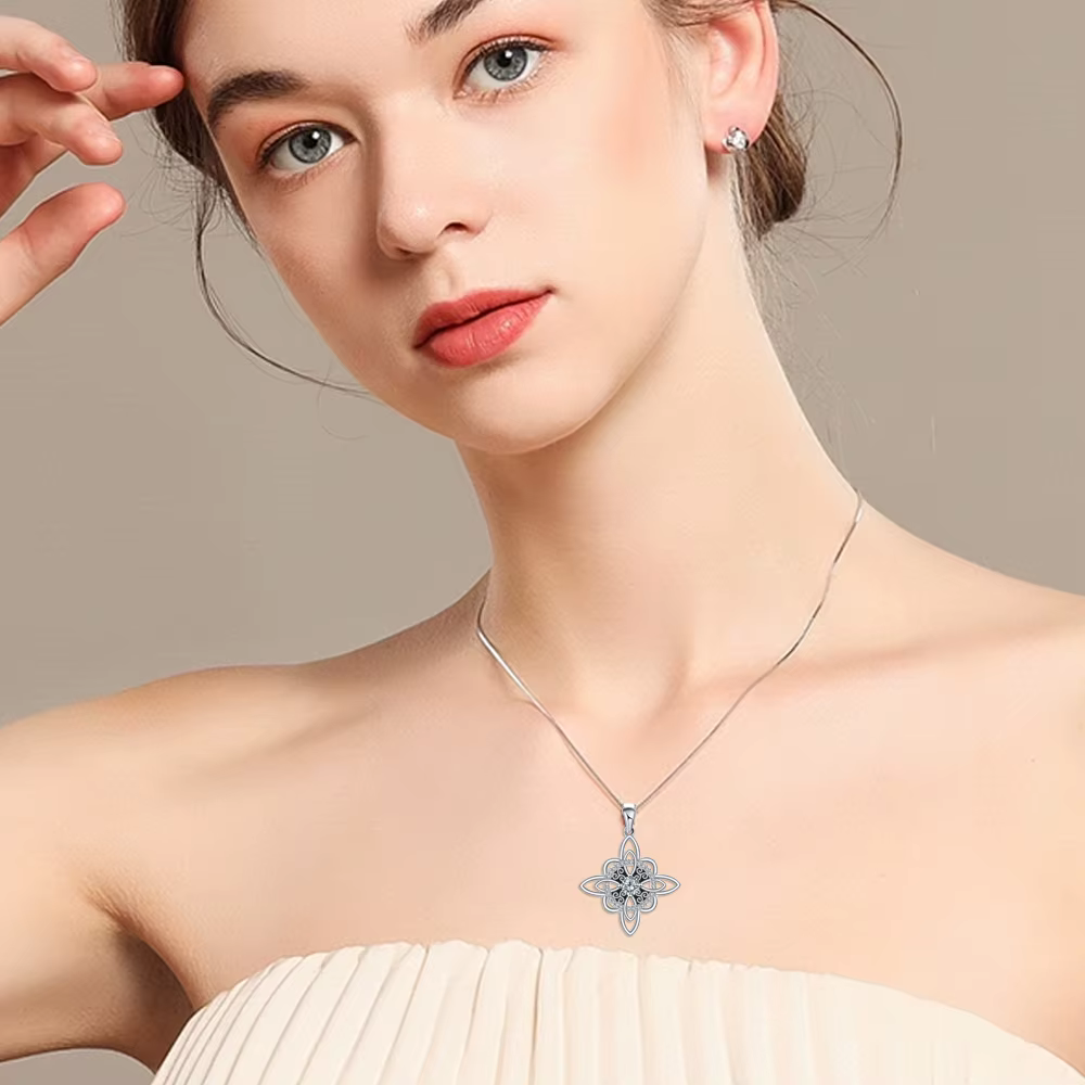 Collier Triskele en argent thaïlandais 925 avec symbole et nœud de sorcière