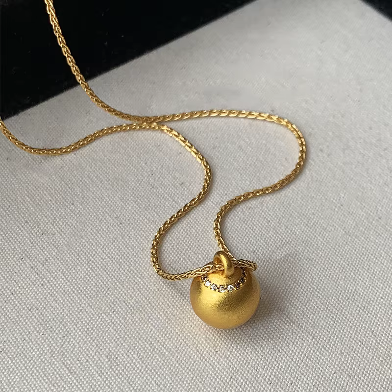 Collier avec Pendentif en Forme de Boule de Sable et Or pour Femme