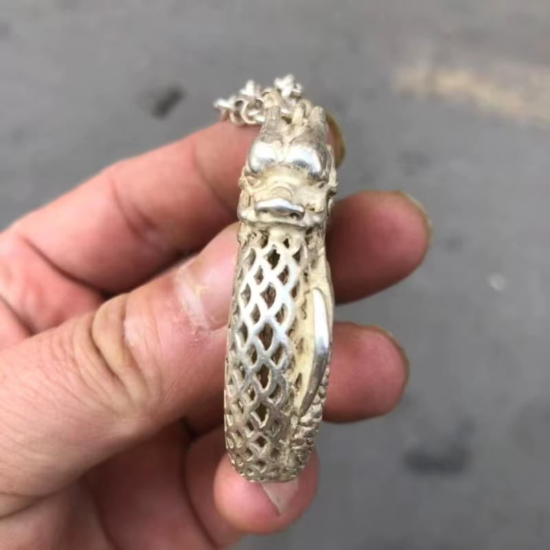 Pendentif antique tête de dragon creuse avec chaîne