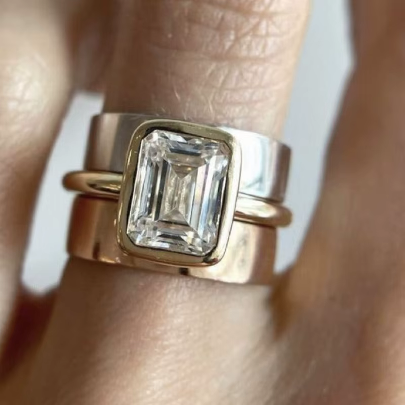 Bague simple en cuivre avec pierre précieuse artificielle carrée bicolore pour femmes. Convient pour un usage quotidien et les trajets domicile-travail.