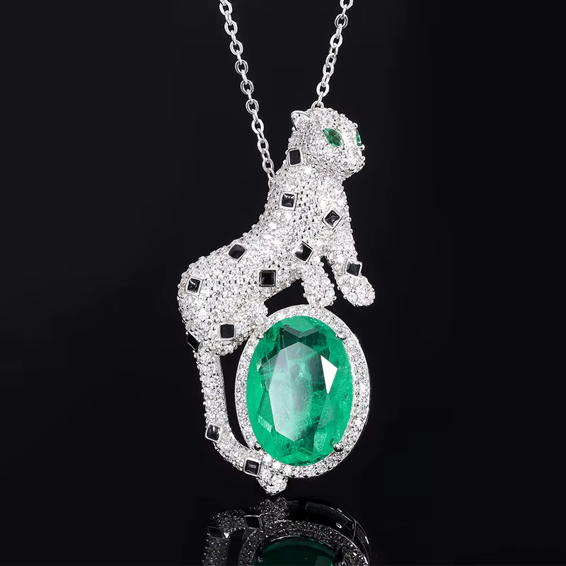 Collier pendentif léopard en pierres précieuses émeraude taillées ovales de luxe avec JOWomen
