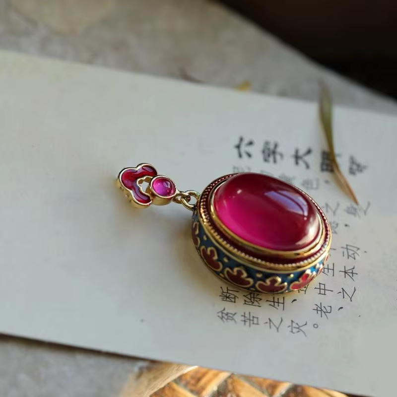 Pendentif nuages de bon augure en émail Vintage