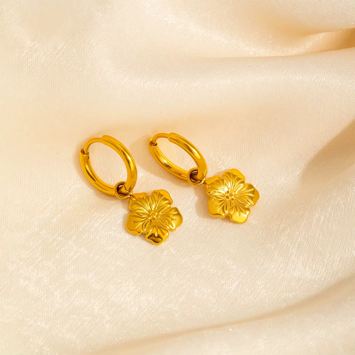 Boucles d'oreilles pendantes en forme de fleur de prunier pour femme – Acier inoxydable plaqué or 18 carats