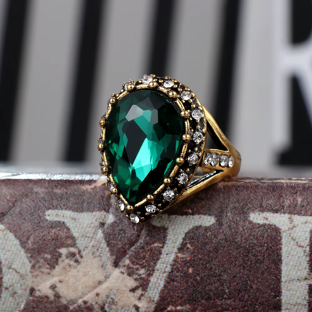 Bague en verre vert rétro